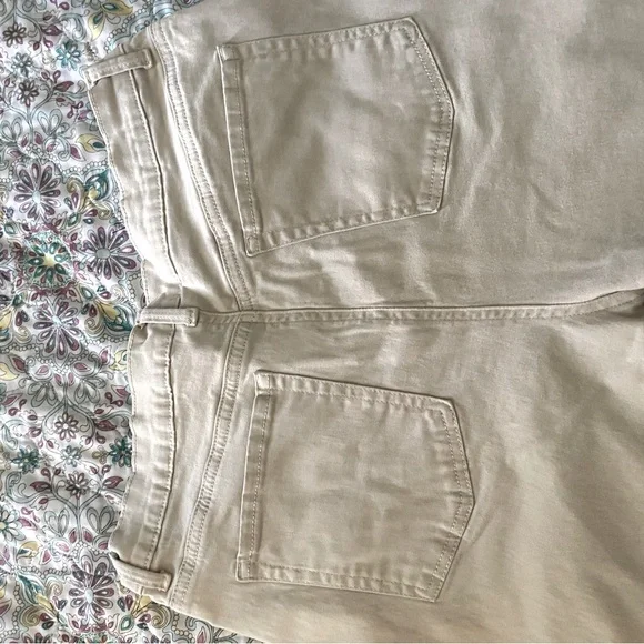 Gloria Vanderbilt All-Around Slimming Effect Cuff Capri. - Picture 4 of 4